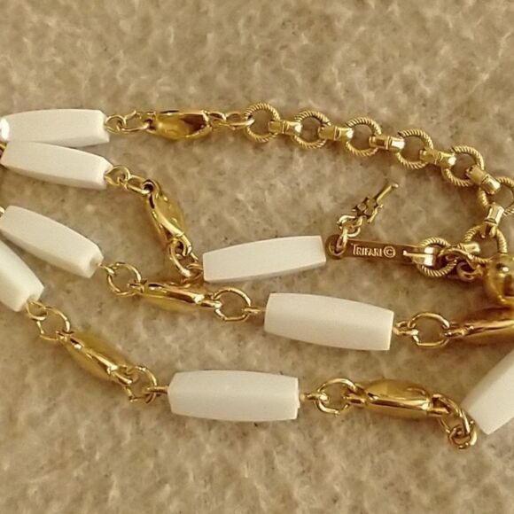 VINTAGE SIGNED CROWN TRIFARI GOLD TONE 24" NECKLACE Excellent Condition. - Picture 8 of 10